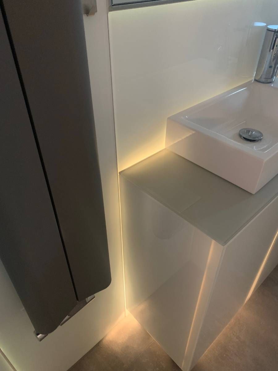 Glasrückwand eines Waschbeckens