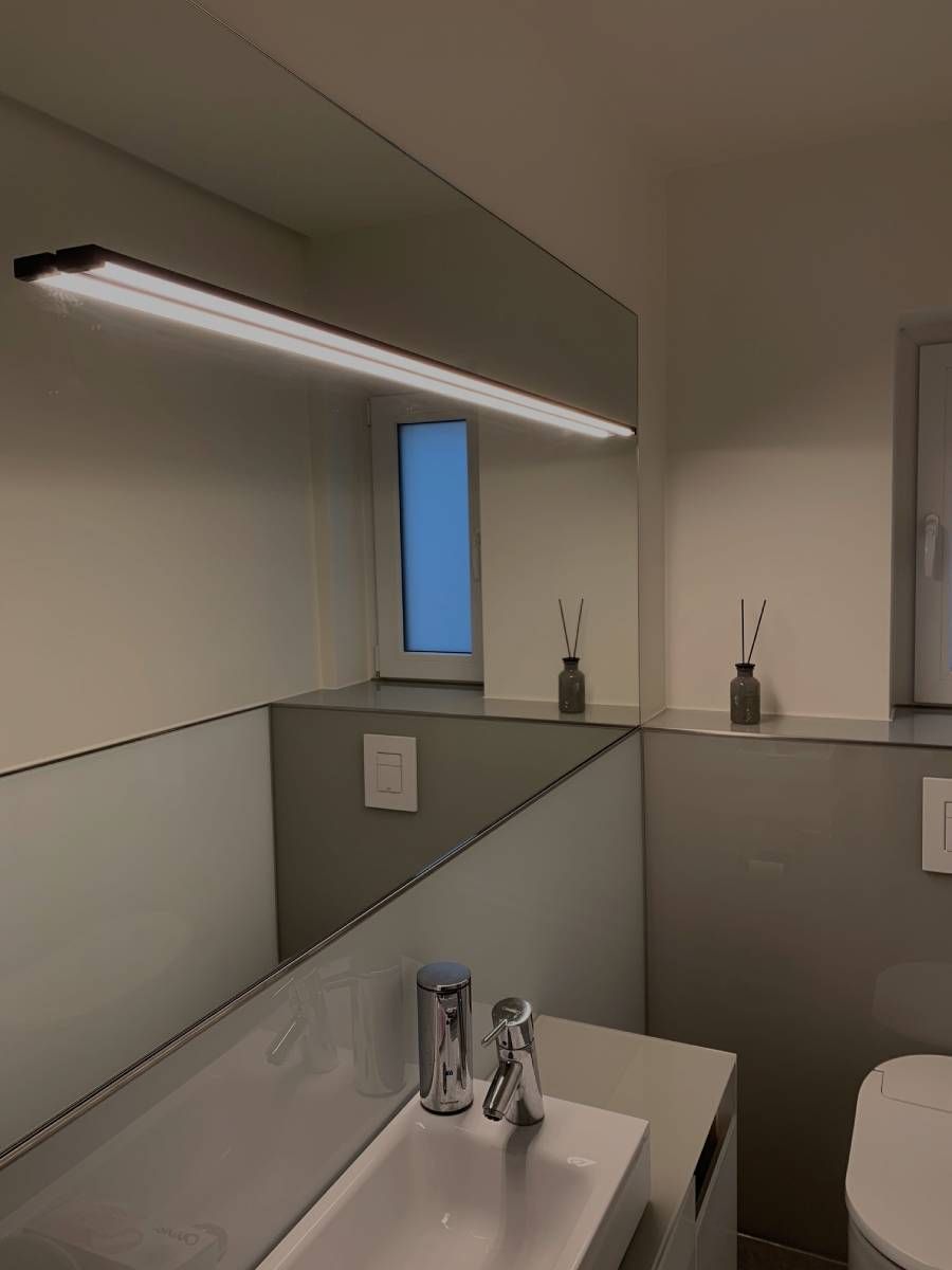 Glasrückwand eines Badezimmers