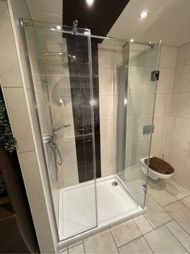 ein Badezimmer mit einer Dusche aus Glas