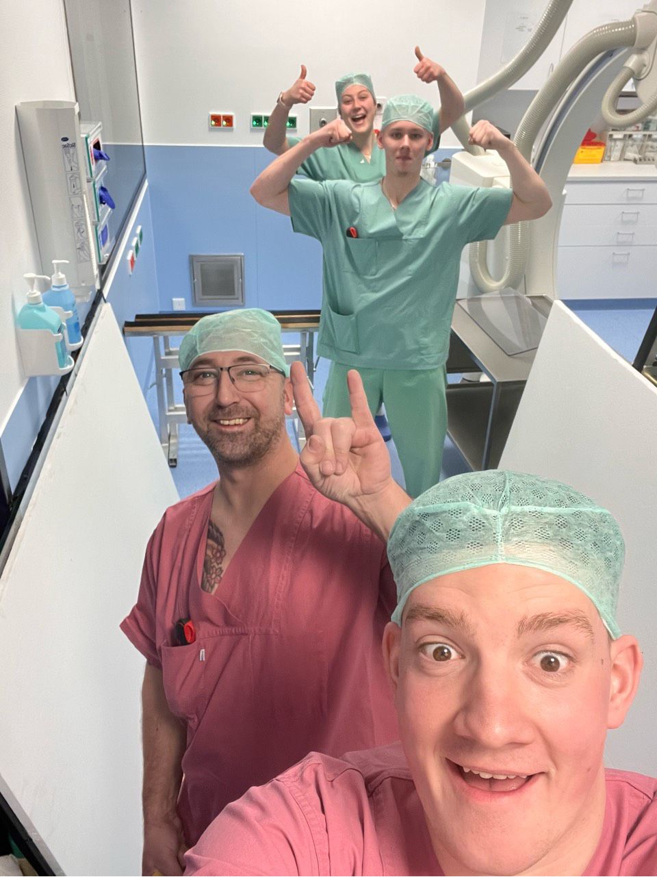 4 Mitarbeiter aus einer Klinik mit Strahlenschutzglas