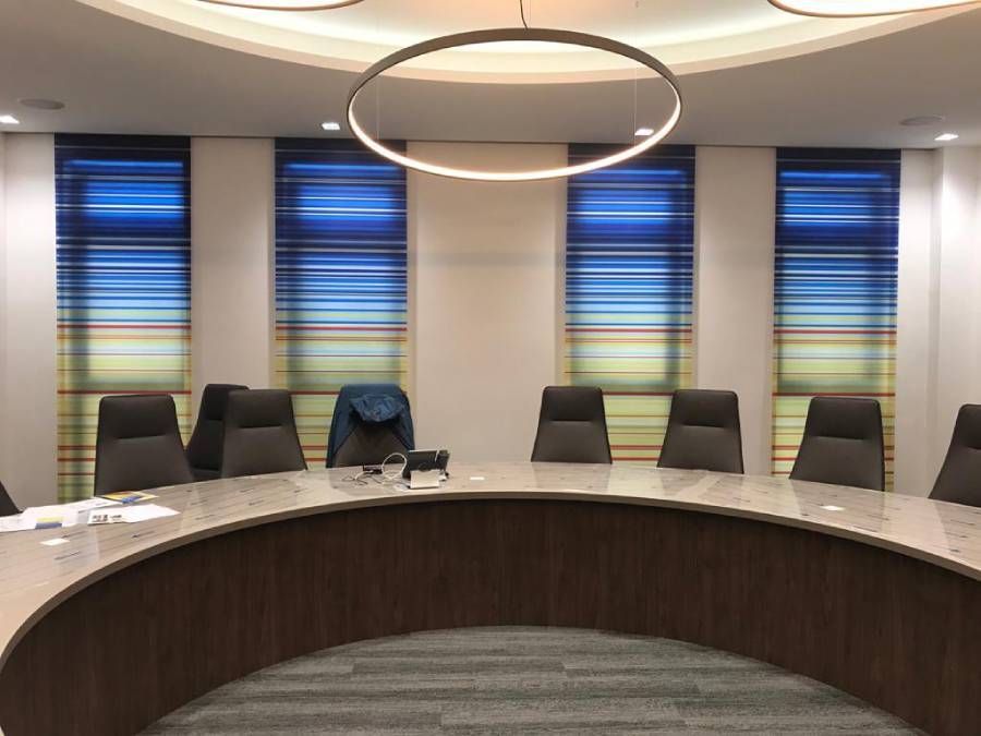 Konferenzraum mit einer Glasschiebetür