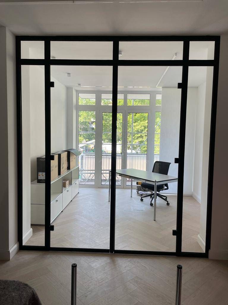 ein Büroraum mit einem Schreibtisch und einem Stuhl .