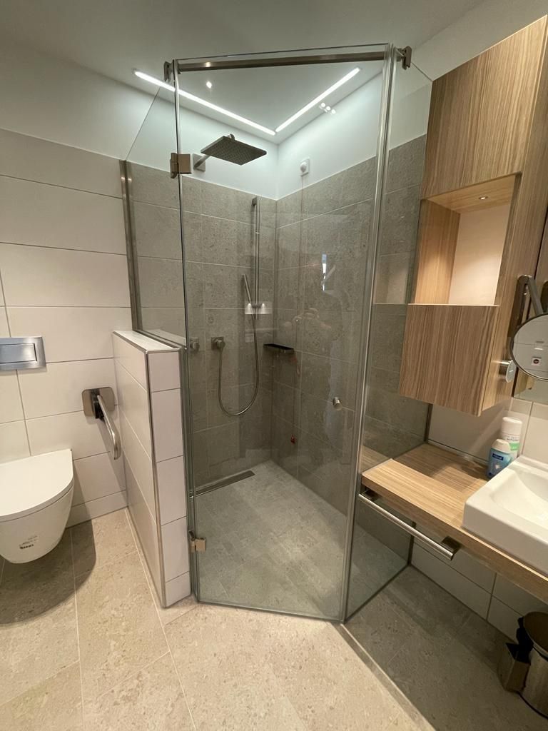 ein Badezimmer mit einer Dusche aus Glas