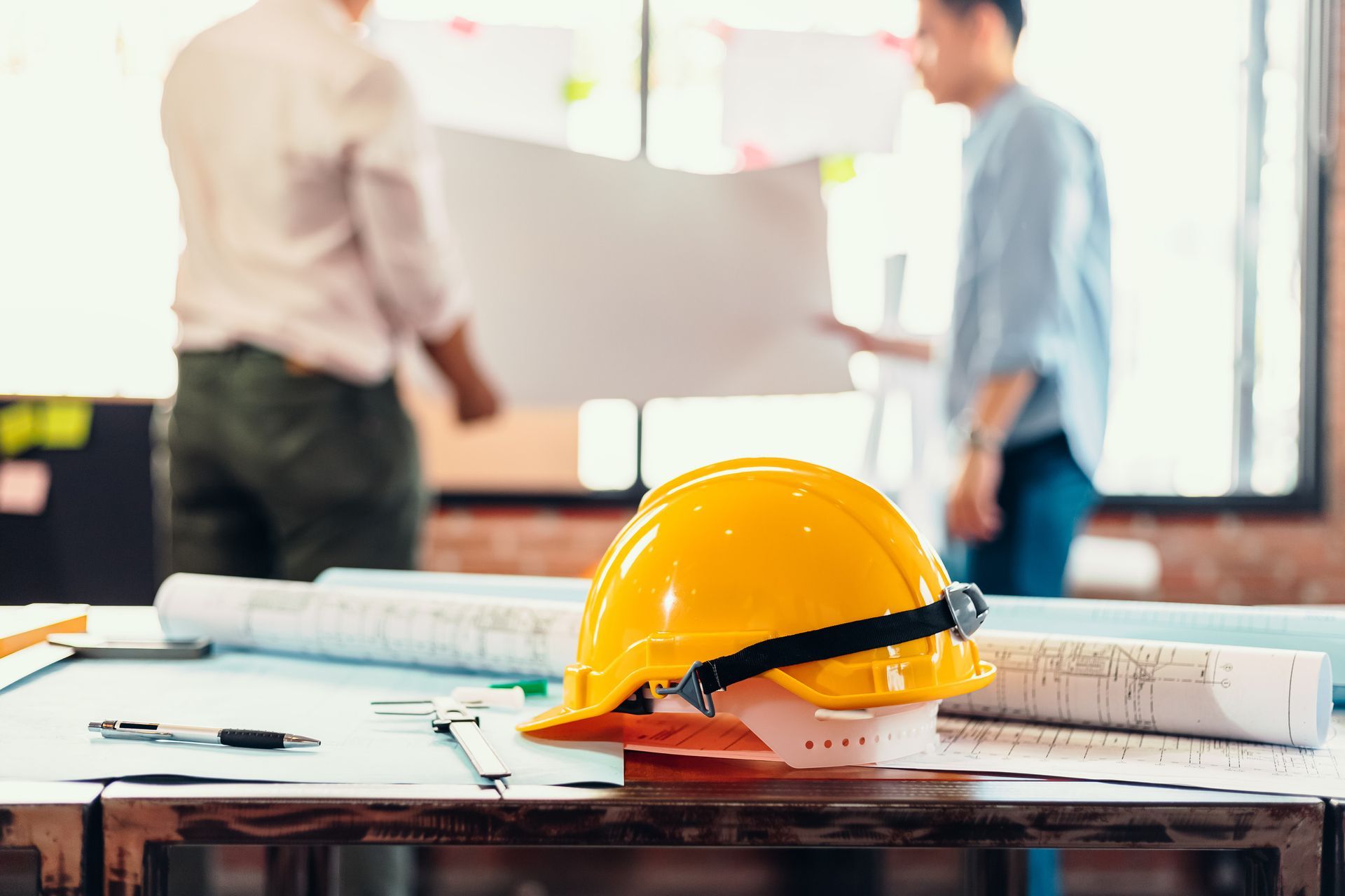 Un casco amarillo está sobre una mesa.