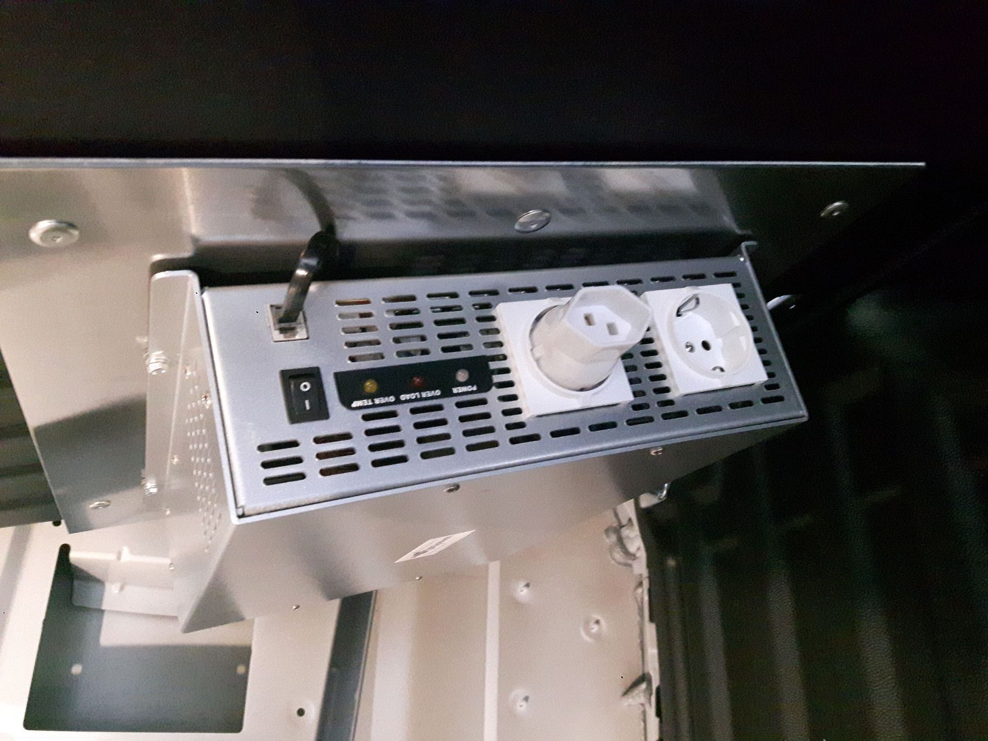 Wechselrichter einbauen, Fahrzeugelektrik Mittelland, Fahrzeugelektrik Oberaargau, Fahrzeugelektrik Schweiz, Fahrzeugelektrik Zentralschweiz