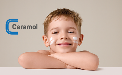 Bambino con il mento appoggiato sulle braccia incrociate e le guance imbalsamate, accanto al logo Ceramol su sfondo beige.