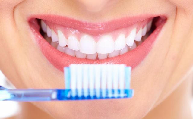 Ventajas y desventajas de usar un cepillo de dientes manual vs cepillo de  dientes eléctrico - Clínica Dental Molina