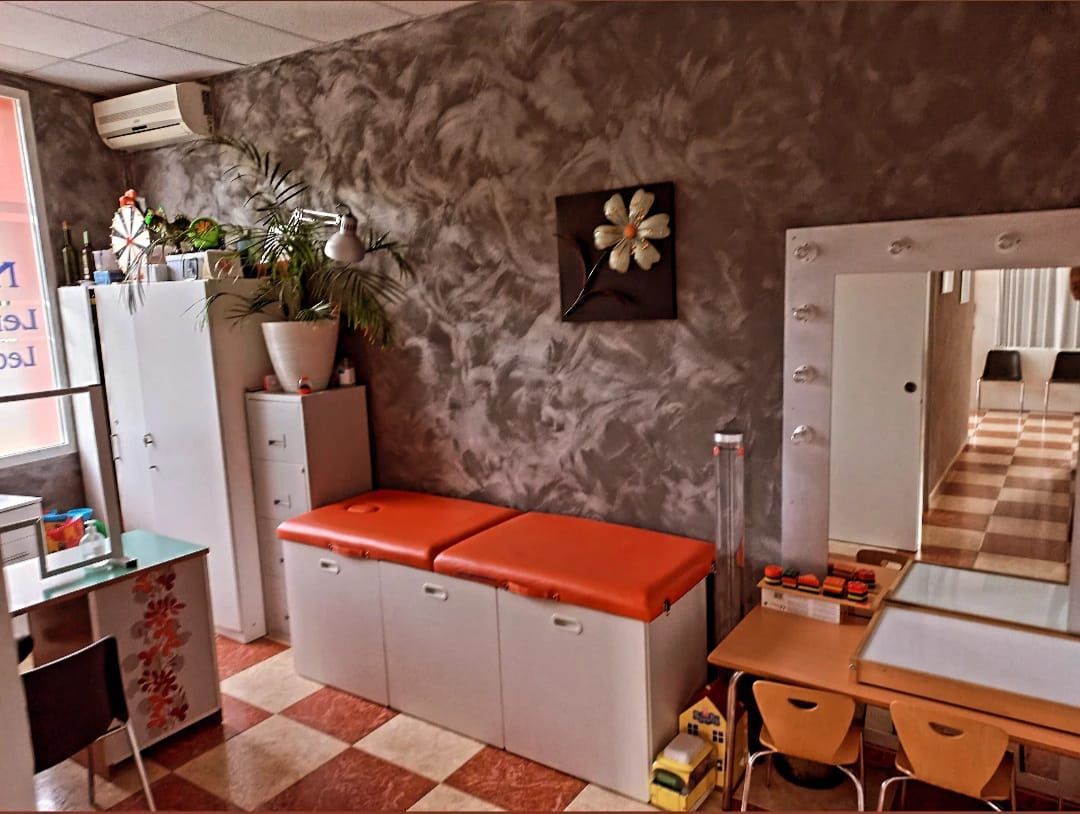 Una sala de espera con un banco y un espejo