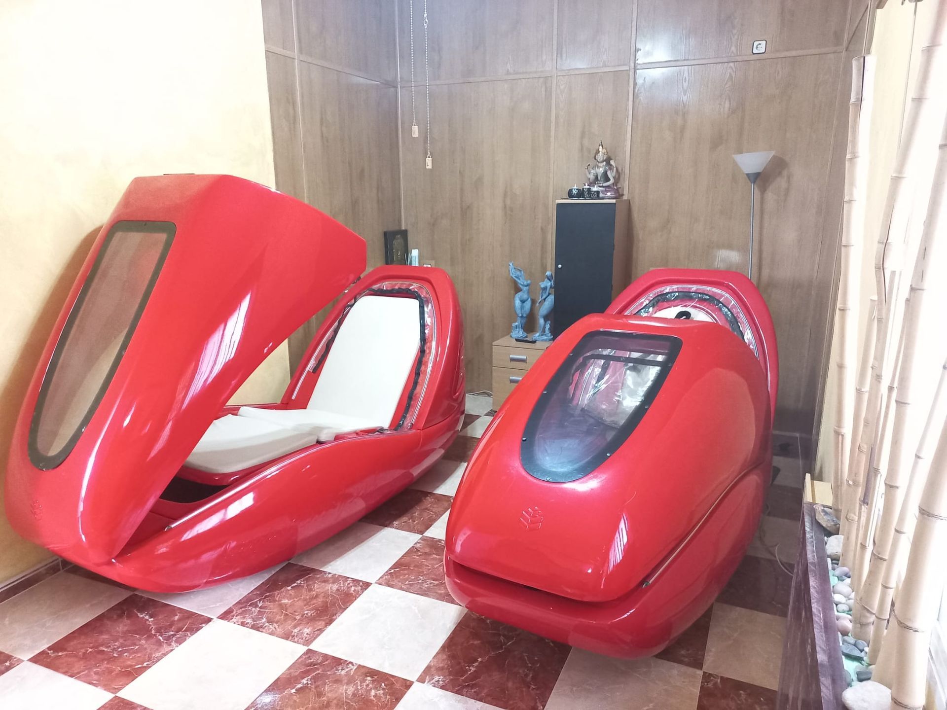 Dos sillas rojas en una habitación con suelo a cuadros.