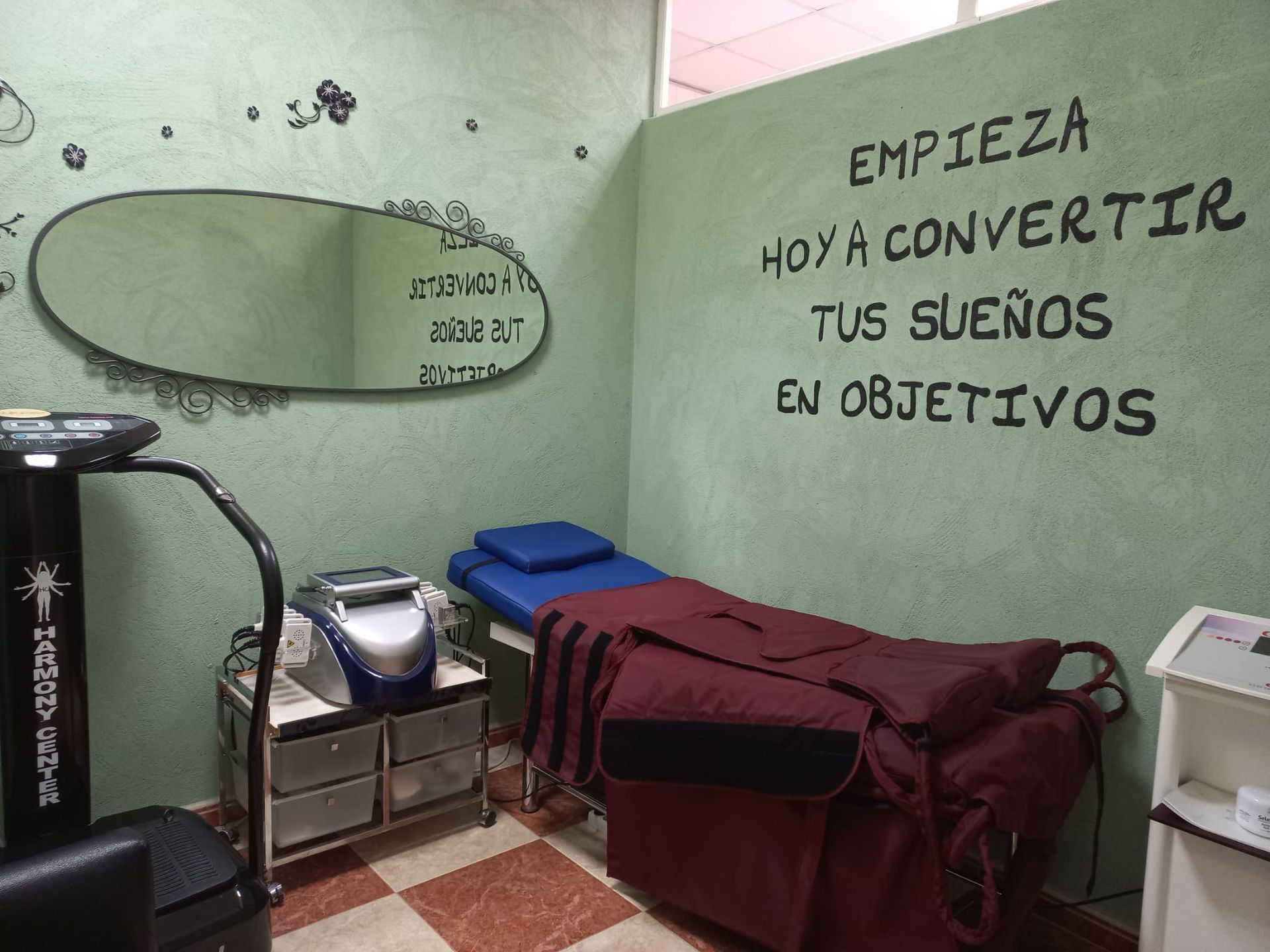 A room with a bed and a mirror that says empieza hoy a convertir tus suenos en objetivos