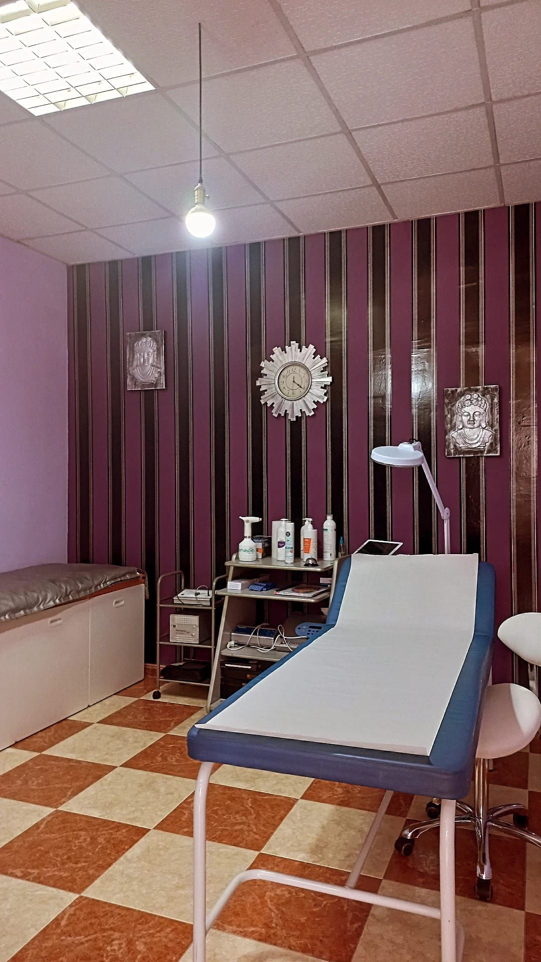 Una habitación con una pared morada y una mesa azul.