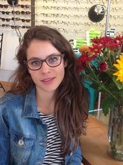 Pauline avec une monture de la nouvelle collection en bois