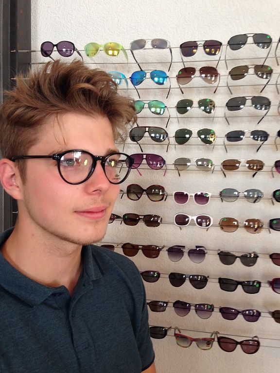 Jonas avec une Lacoste	