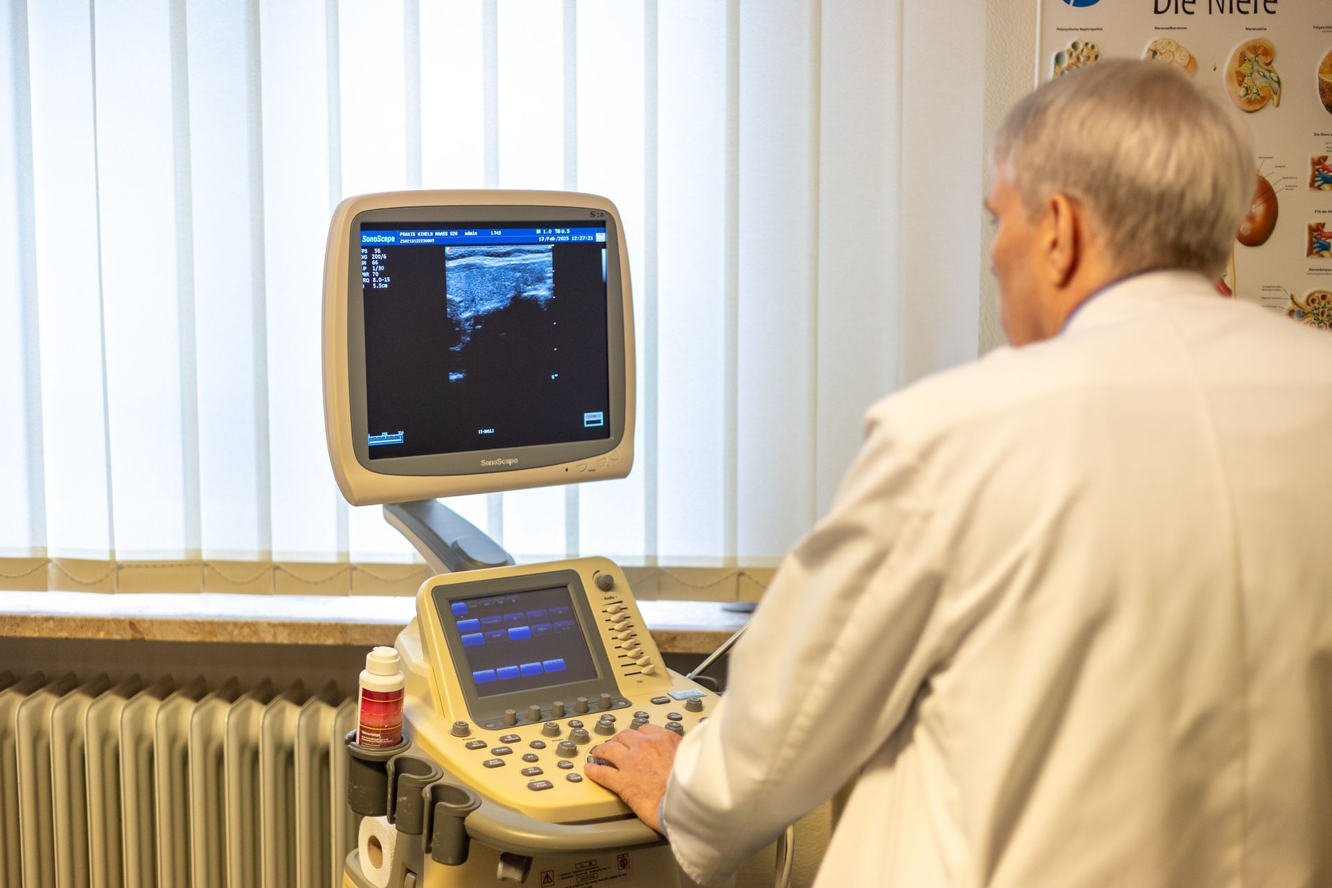Ein Arzt benutzt in einem Krankenhaus ein Ultraschallgerät.