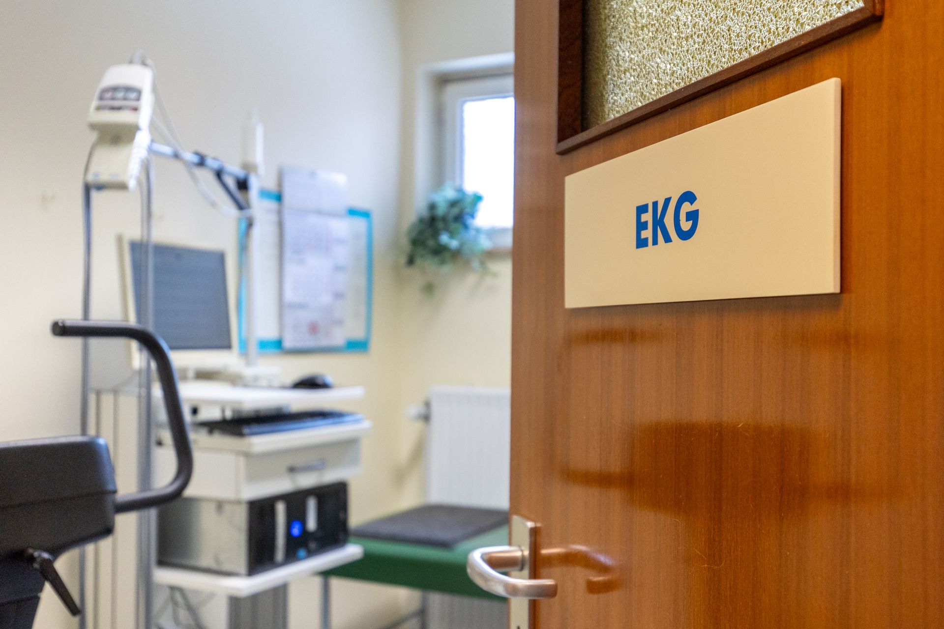 Ein Raum mit einem Schild mit der Aufschrift EKG darauf