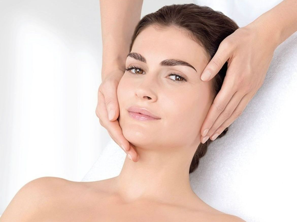 Une femme reçoit un modelage du visage