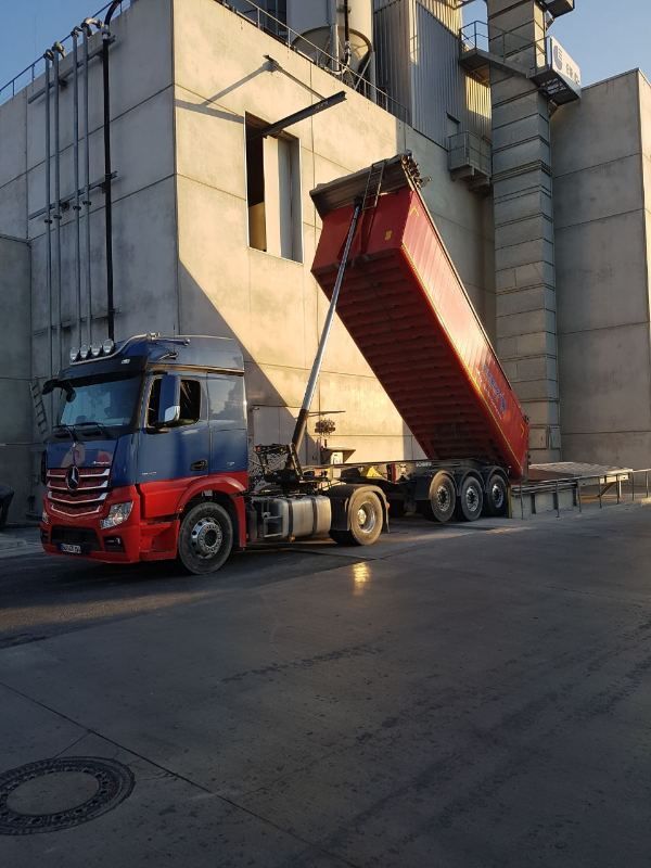 LKW Kipper in Aktion