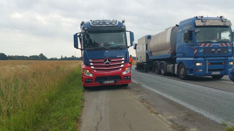 LKW steht an einem Feld