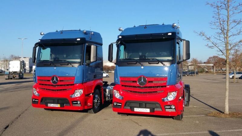 zwei Zugmaschinen des Fuhrparks stehen nebeneinander