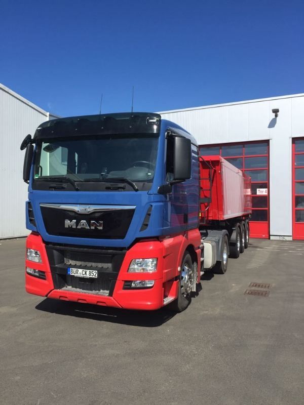 LKW vor einem Liefertor