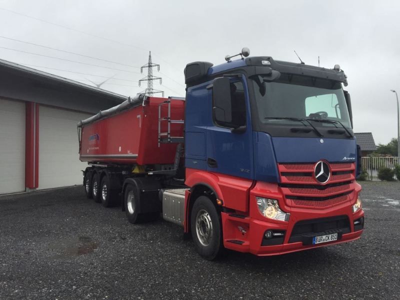 LKW mit abgedeckter Ladefläche