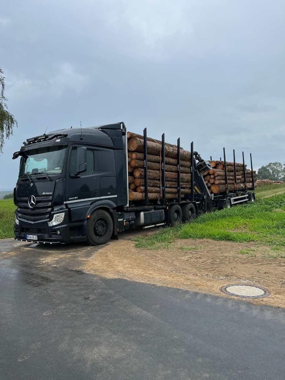 Holz wird mit Lkw transportiert, Anton Reindl Holztransporte und Holzhandel