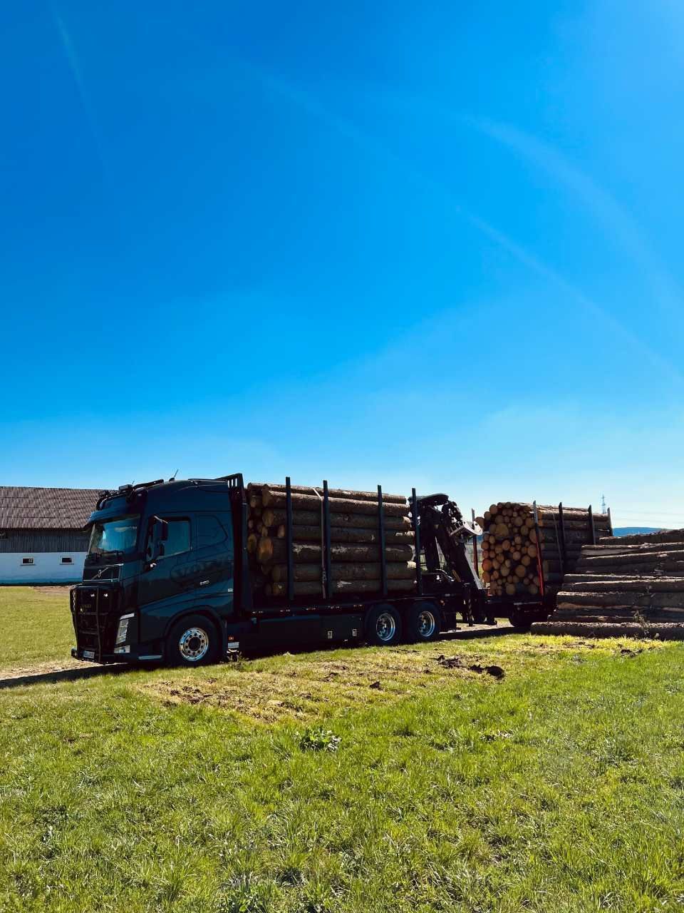 Holz wird mit Lkws transportiert, Anton Reindl Holztransporte und Holzhandel