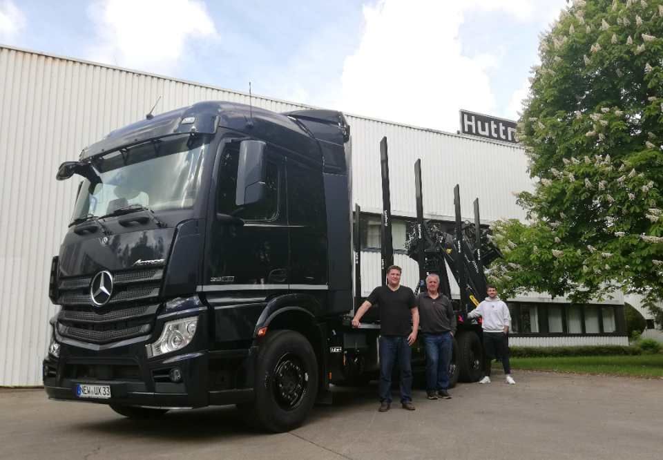 Drei Mitarbeier vor einem Lkw für den Holztransport, Anton Reindl Holztransporte und Holzhandel