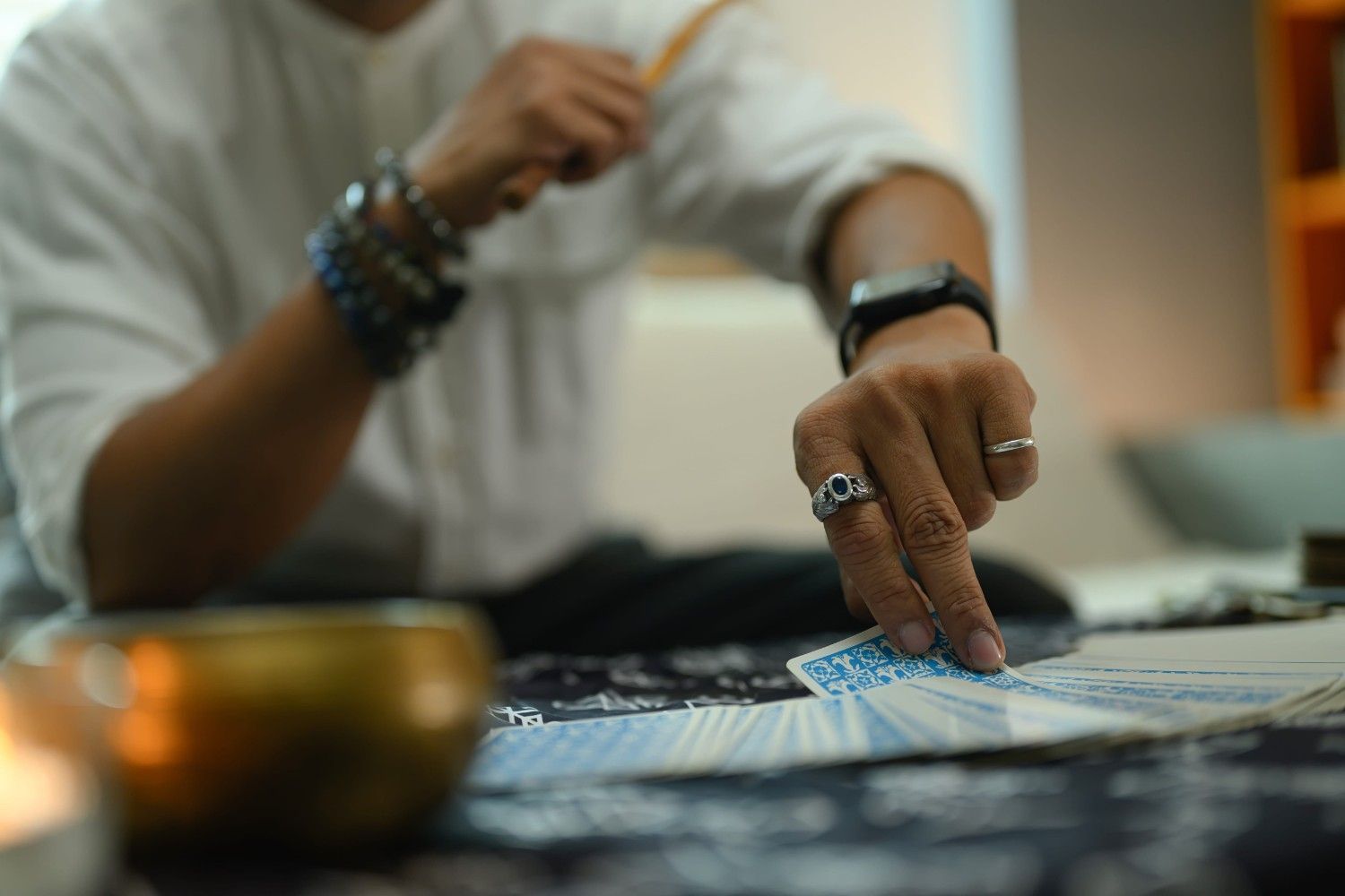 Una persona que lleva pulseras y anillos