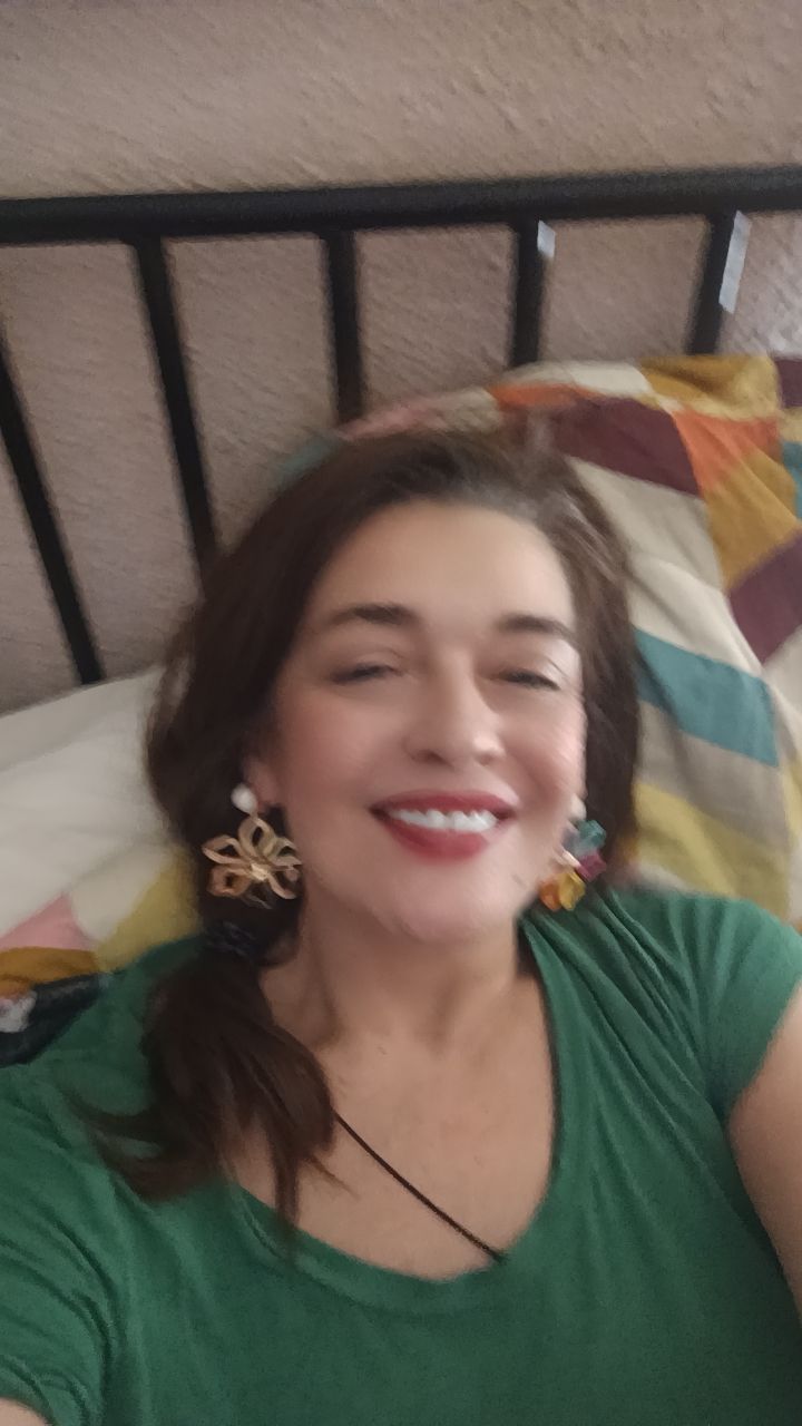 Una persona sonriente de cabello oscuro,