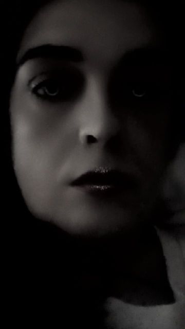 Retrato en blanco y negro de alto contraste de una persona con expresión seria, centrado en su rostro y sus ojos.