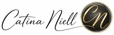 "Catina Niell" escrito en letra cursiva negra, seguido de un icono circular negro con las iniciales doradas "CN".