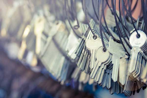 Un manojo de llaves colgando de una cuerda.