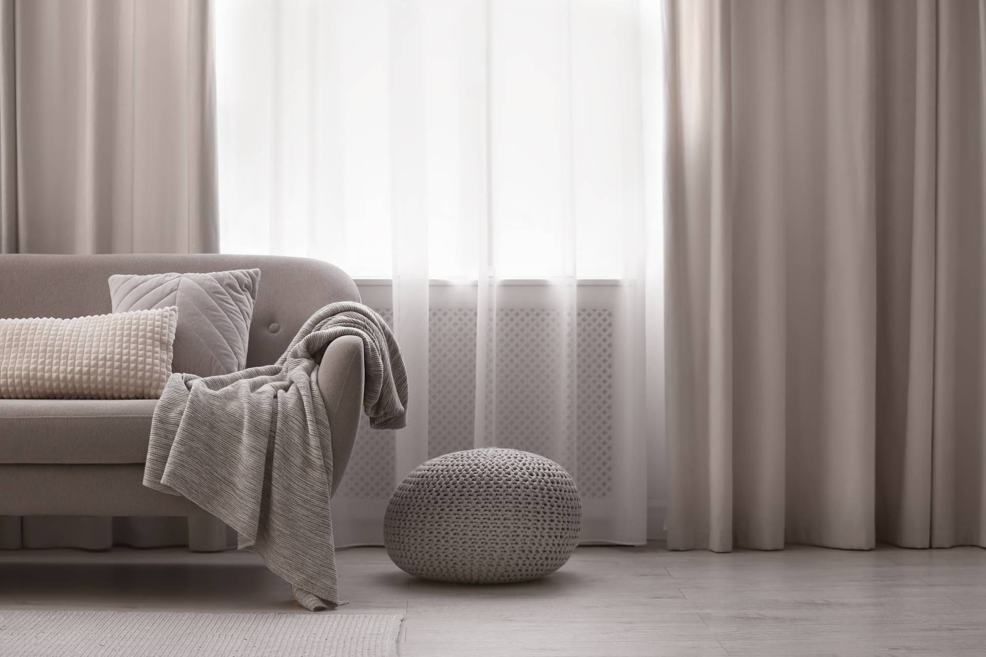 Ein Wohnzimmer mit Couch und Vorhängen