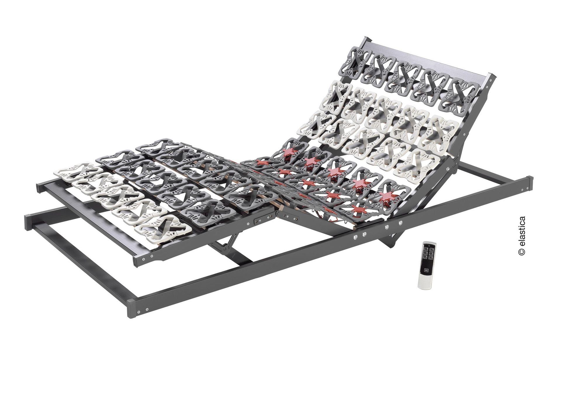 Ein verstellbares Bett mit Fernbedienung auf weißem Hintergrund.