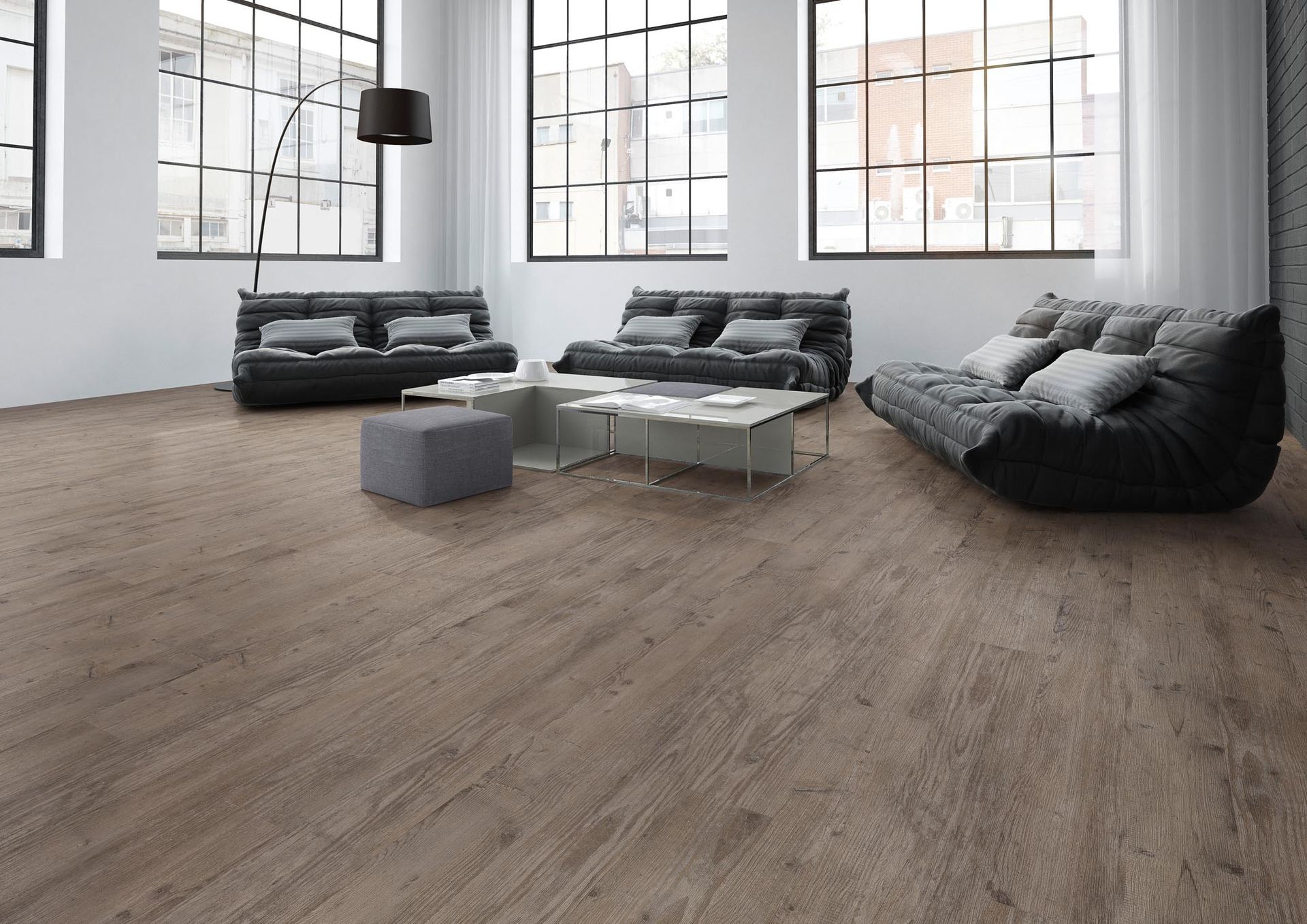 Ein Wohnzimmer mit zwei Sofas, einem Couchtisch und einer Lampe.