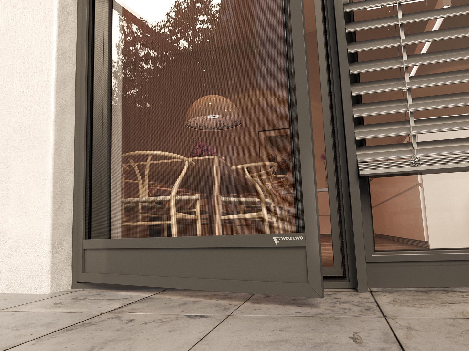 Eine Glasschiebetür mit der Spiegelung eines Tisches und Stühlen