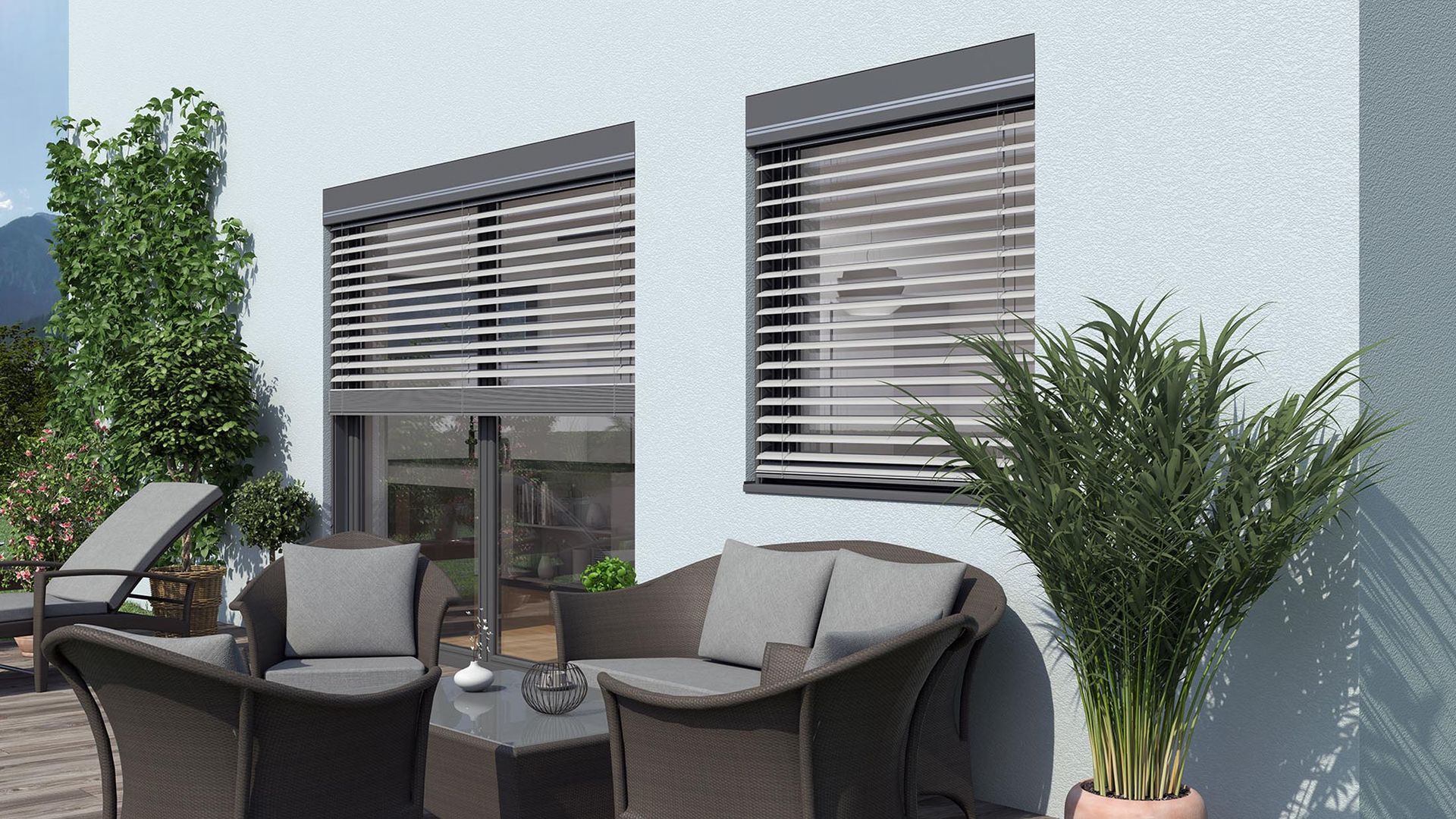 Eine Terrasse mit Sofa, Stühlen und einer Pflanze