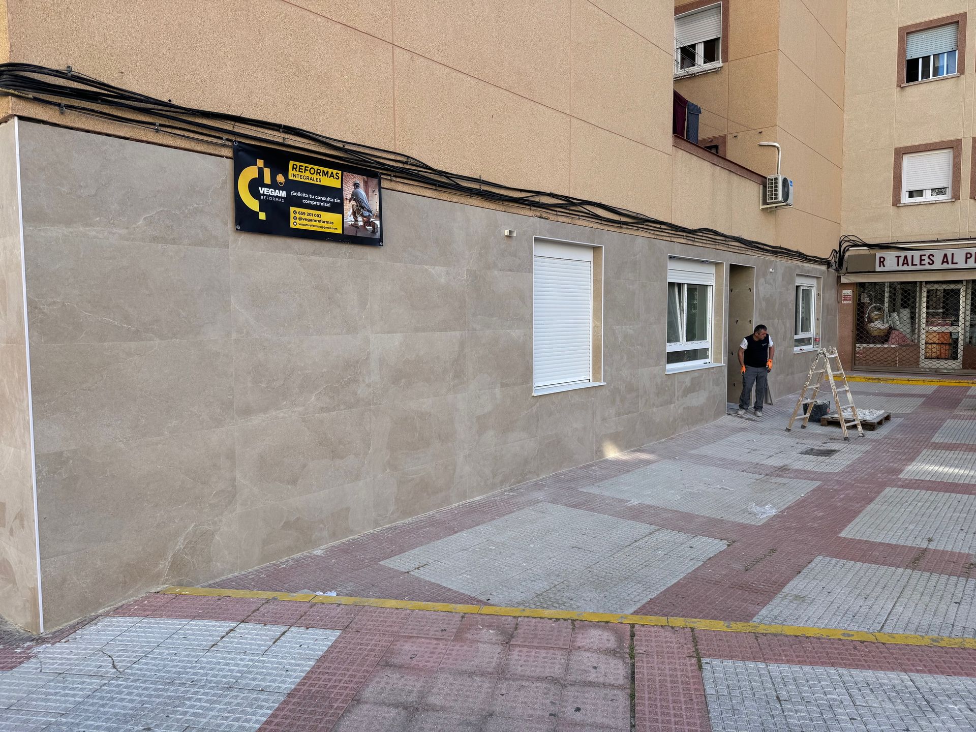 Una tienda de ropa con muchos muebles y ropa en exhibición.