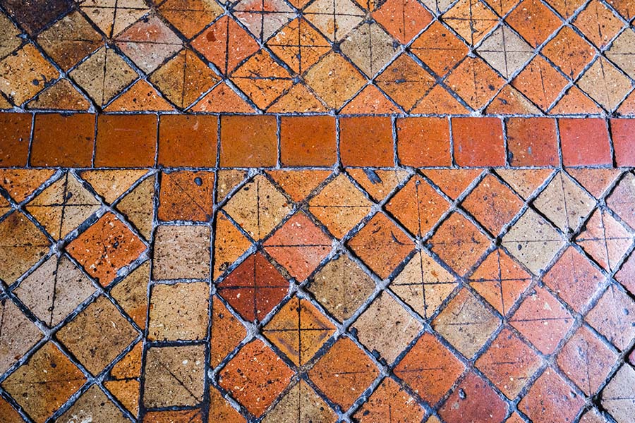 Vue du dessus d'un sol en tomettes anciennes carrées