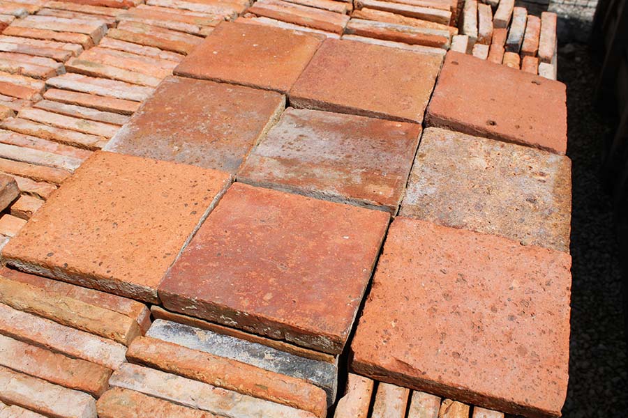 Pile de tomettes anciennes de forme carrée