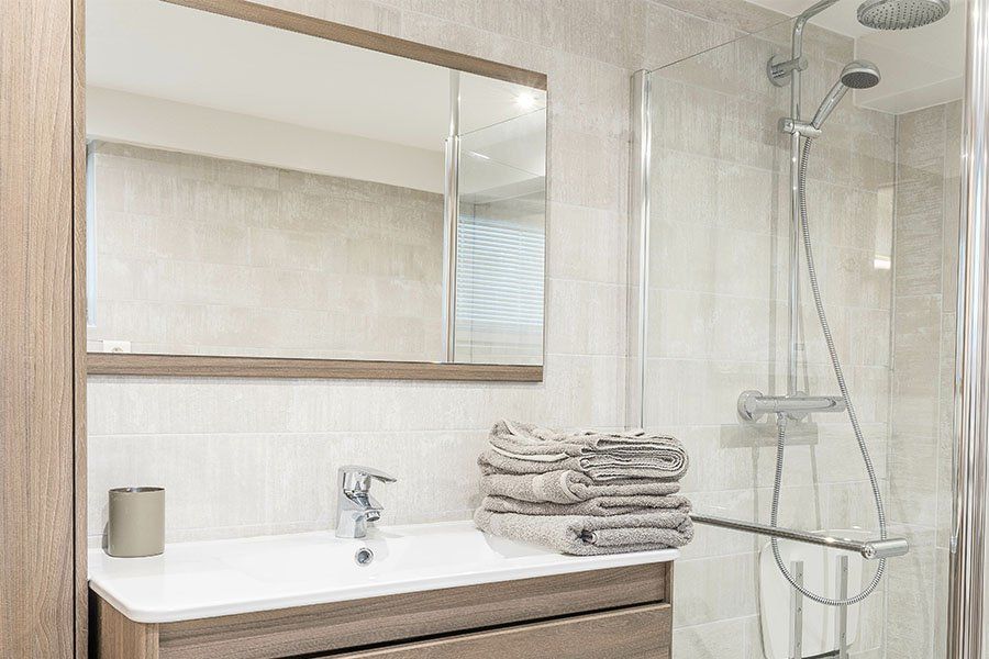 Salle d'eau très lumineuse au carrelage blanc avec une douche à l'italienne