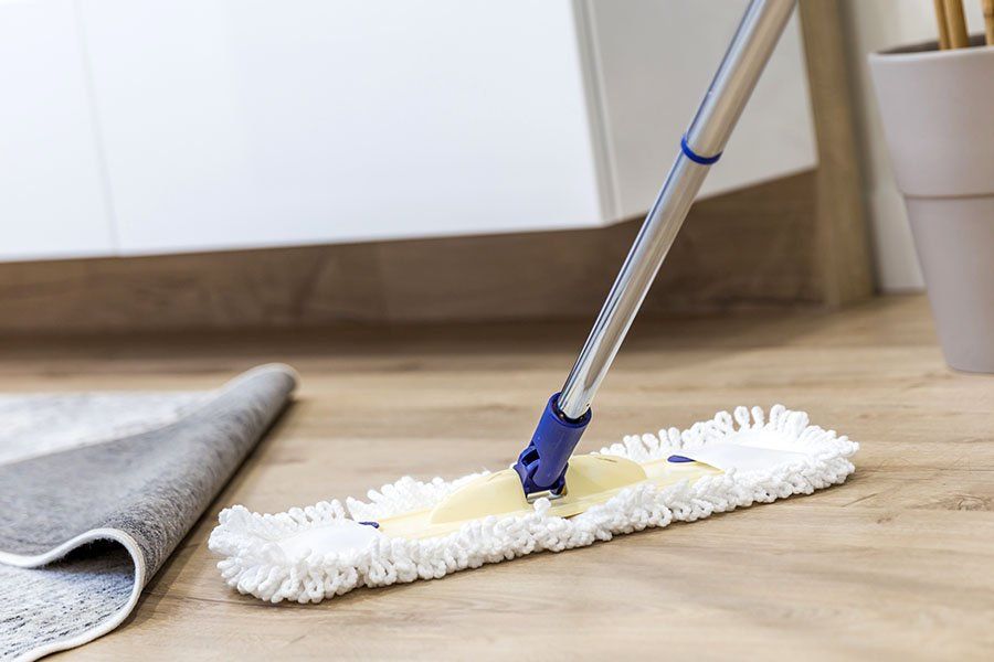 Balai à microfibre sur le sol