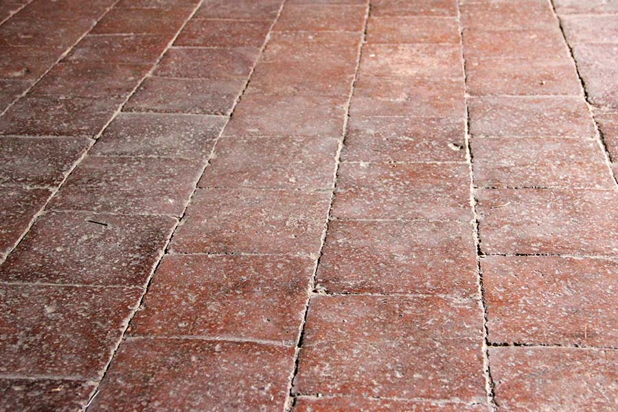 Sol en tomettes comportant de nombreux micro-impacts