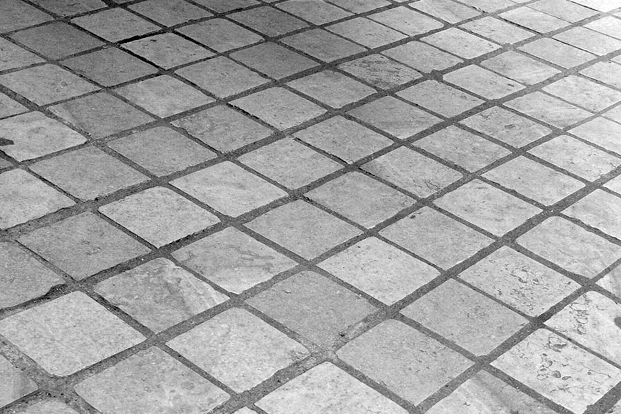 Sol en tomettes carrées grises