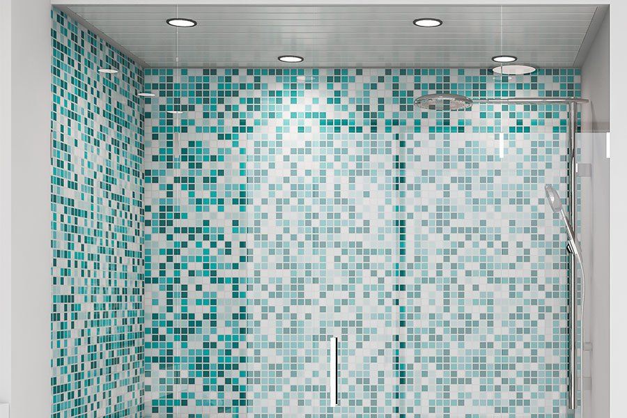 Cabine de douche avec une porte en verre transparente et des murs carrelés en mosaïque