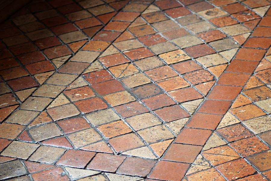 Sol en tomettes anciennes de forme carrée