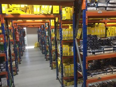 Un almacén lleno de muchos estantes y cajas.