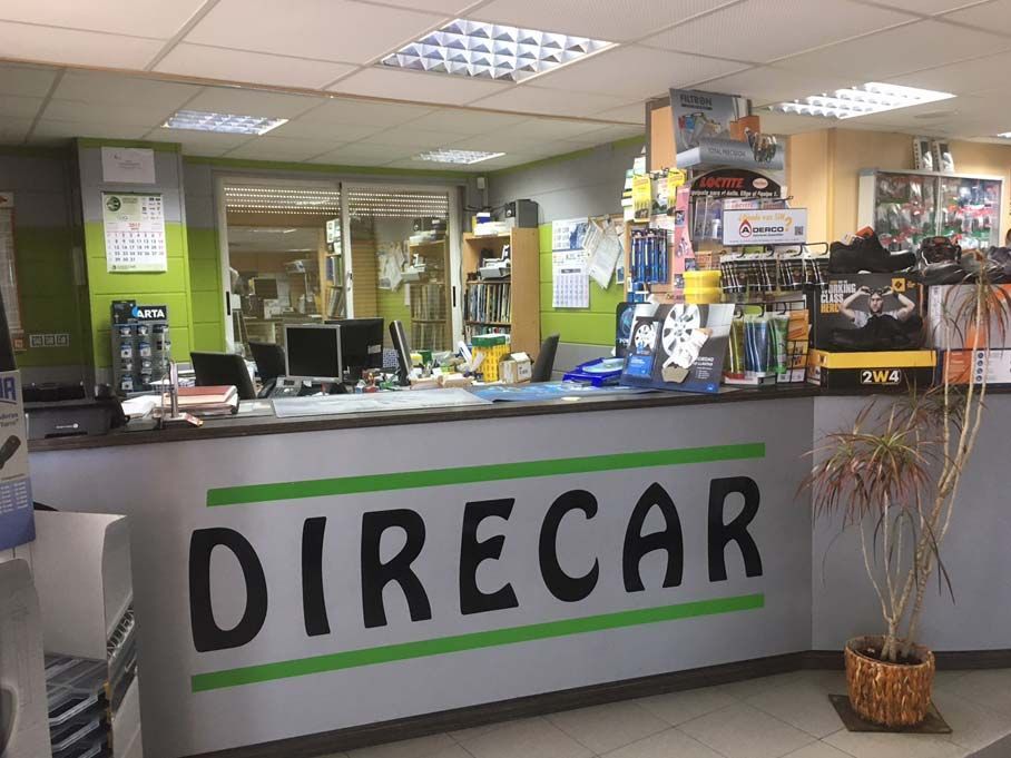 Un escaparate con un cartel que dice direcar