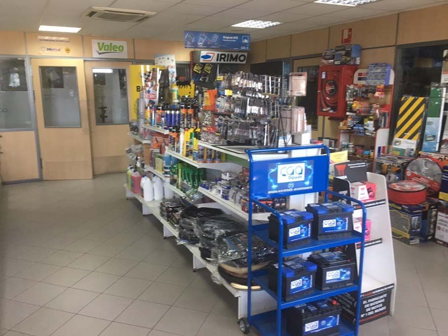 Una tienda llena de muchos productos, incluidas baterías.